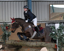 Nadine Finkl aus Wustrow holte sich in Güstrow den ersten Hallentitel der Pony-Vielseitigkeitsreiter auf der Stute Celine. Foto: Wego